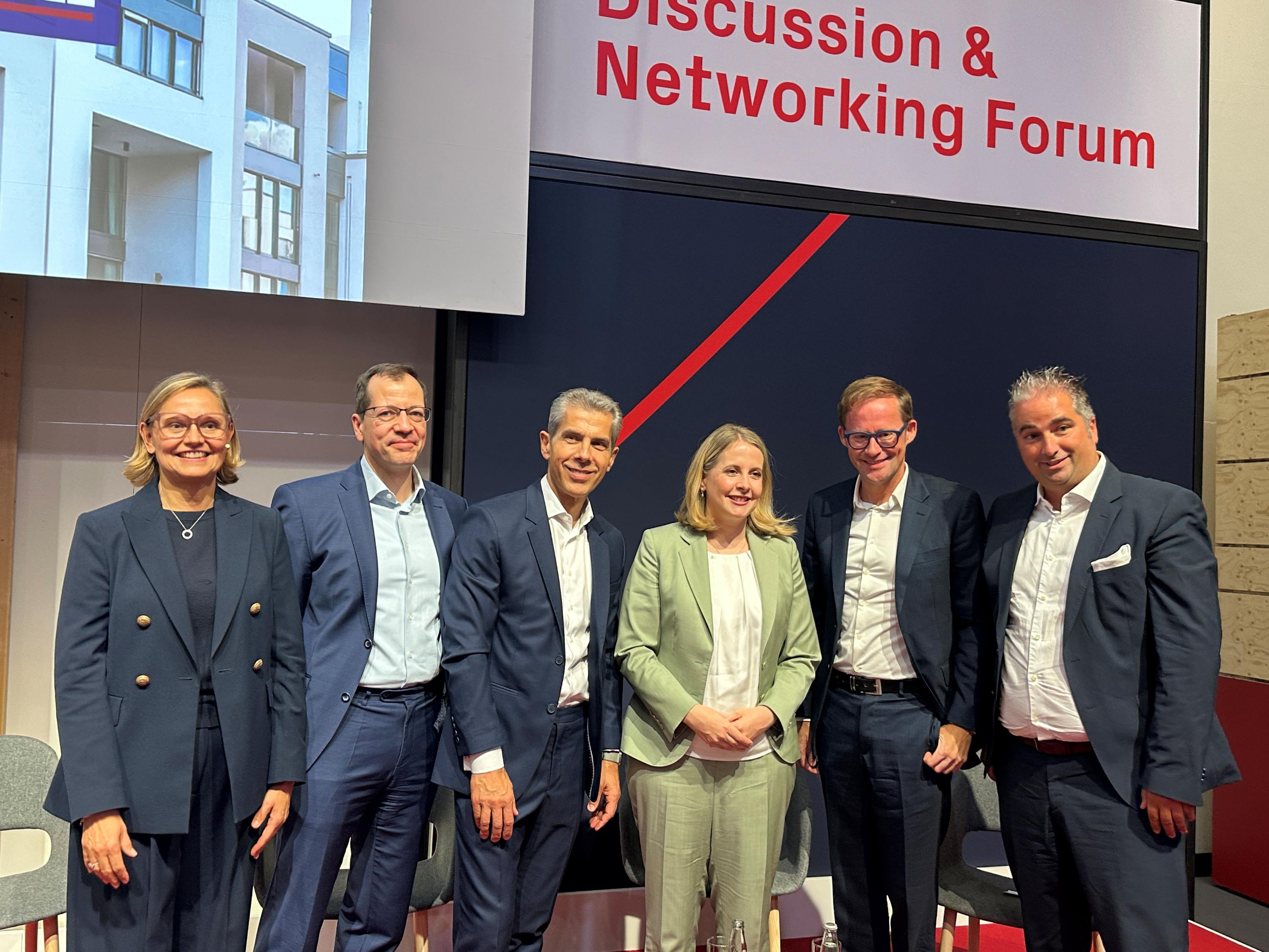 Diskussion über die Zukunft des Neubaus (v. l.): Ina Bandemer (Deutsche Bank), Dr. Jochen Möbert (Deutsche Bank), Dr. Michael Diederich (Deutsche Bank), Bundesbauministerin Verena Hubertz, Jan-Hendrik Goldbeck (GOLDBECK) und Tobias Waltl (WMM AG) | BERLINboxx